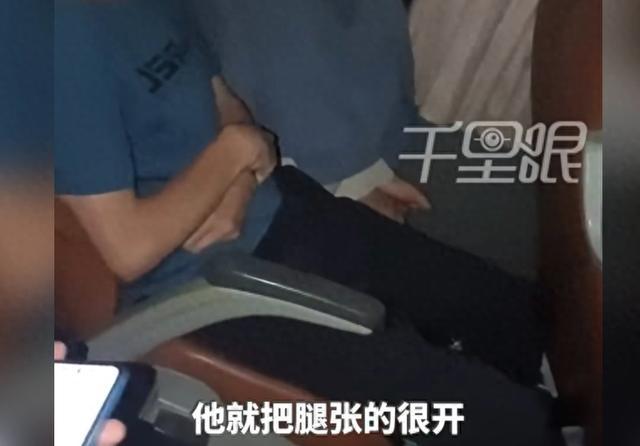 在公交车上，一名男子不恰当地接触11岁小女孩，同车乘客迅速制止。小女孩因惊吓蜷缩恐惧。-五马资源分享网